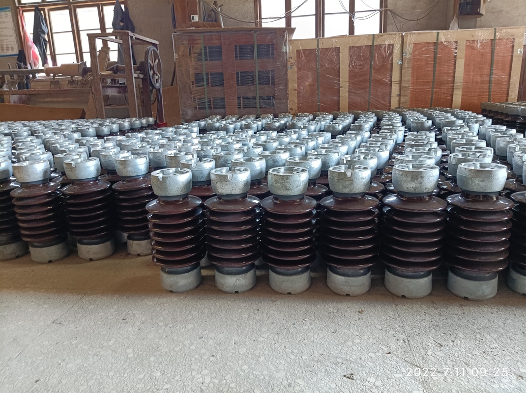 عازل بورسلين عالي القوة للمحطة ANSI TR-208 بني الصقيل
